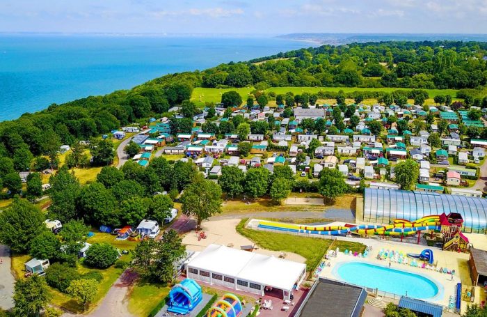 Découvrez les emplacements ombragés au camping Les Falaises avec vue sur les somptueuses falaises !