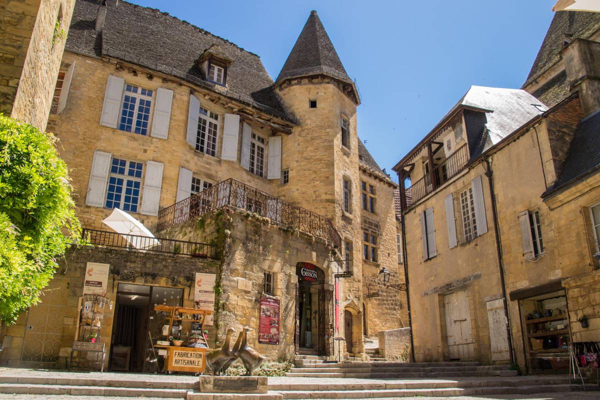 Partez à la découverte de la Dordogne en mode grand luxe pendant vos vacances au camping Les Grottes de Roffy !
