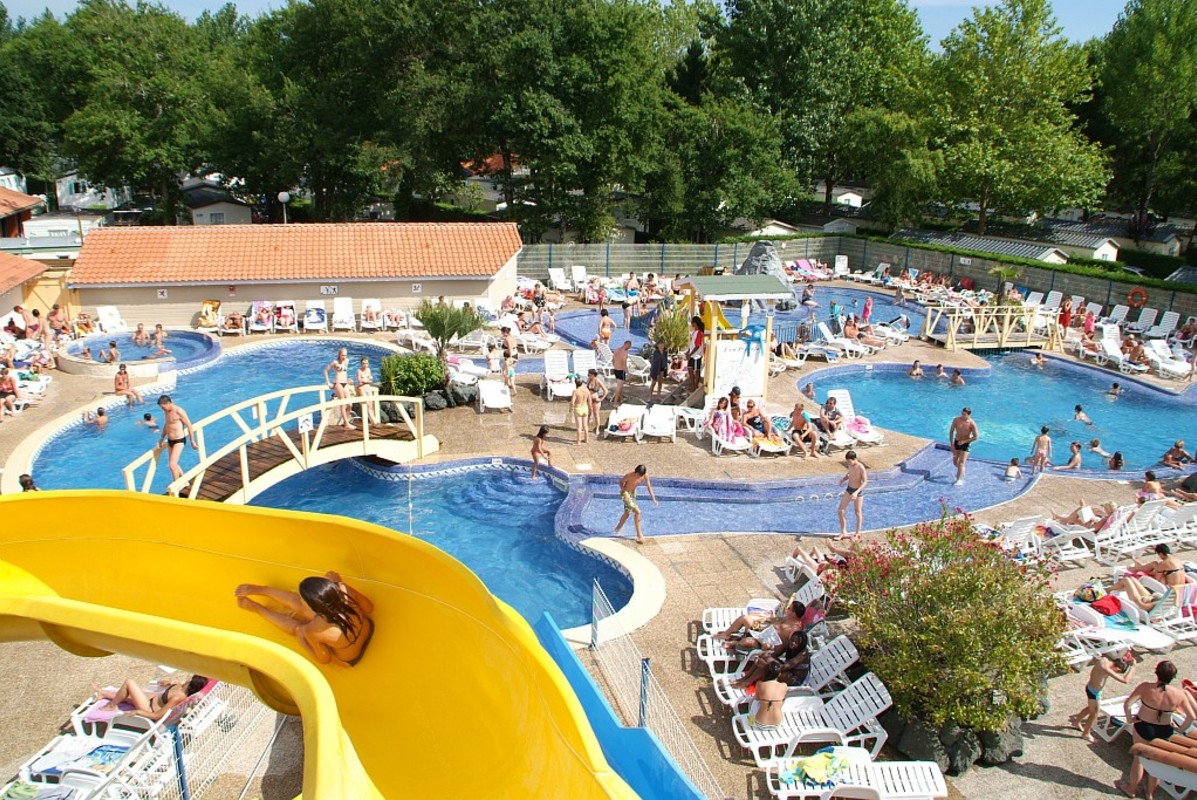 Bénéficiez des moments de détente dans l&rsquo;espace aquatique du camping Lou Pignada