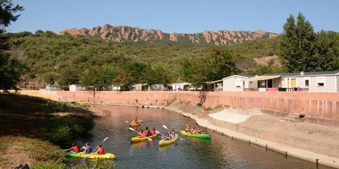 Camping en bord de rivière : le meilleur choix pour les amoureux de loisirs aquatiques