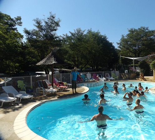 Quels sont les campings à Sampzon ou autour qui ont une piscine chauffée ?